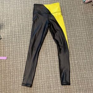 Zyia 7/8 light and tight black and yellow leggings